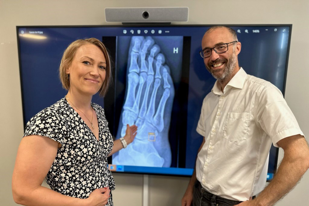 En mann og en kvinne som håndhilser