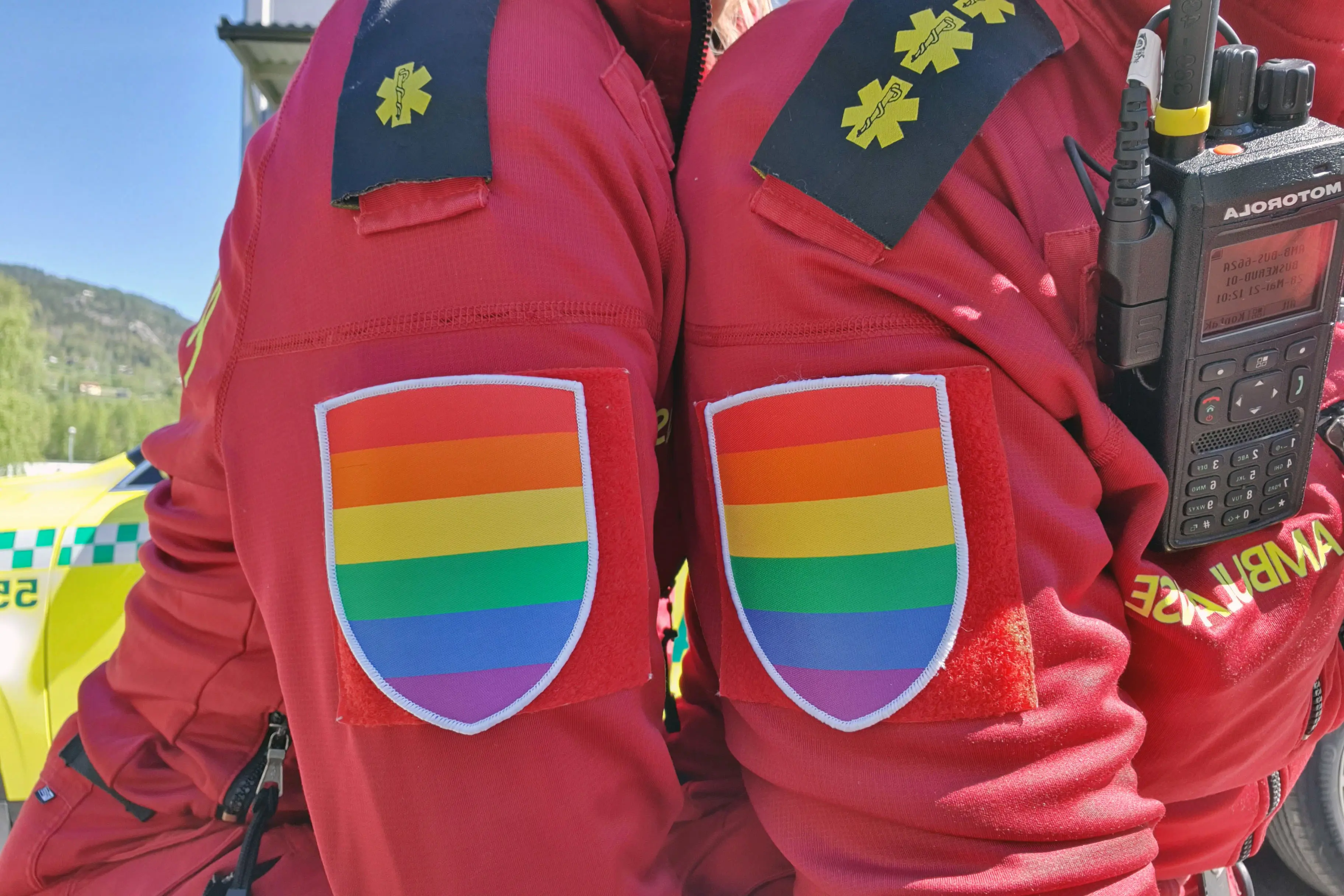Pridemerker på ambulanseuniform.