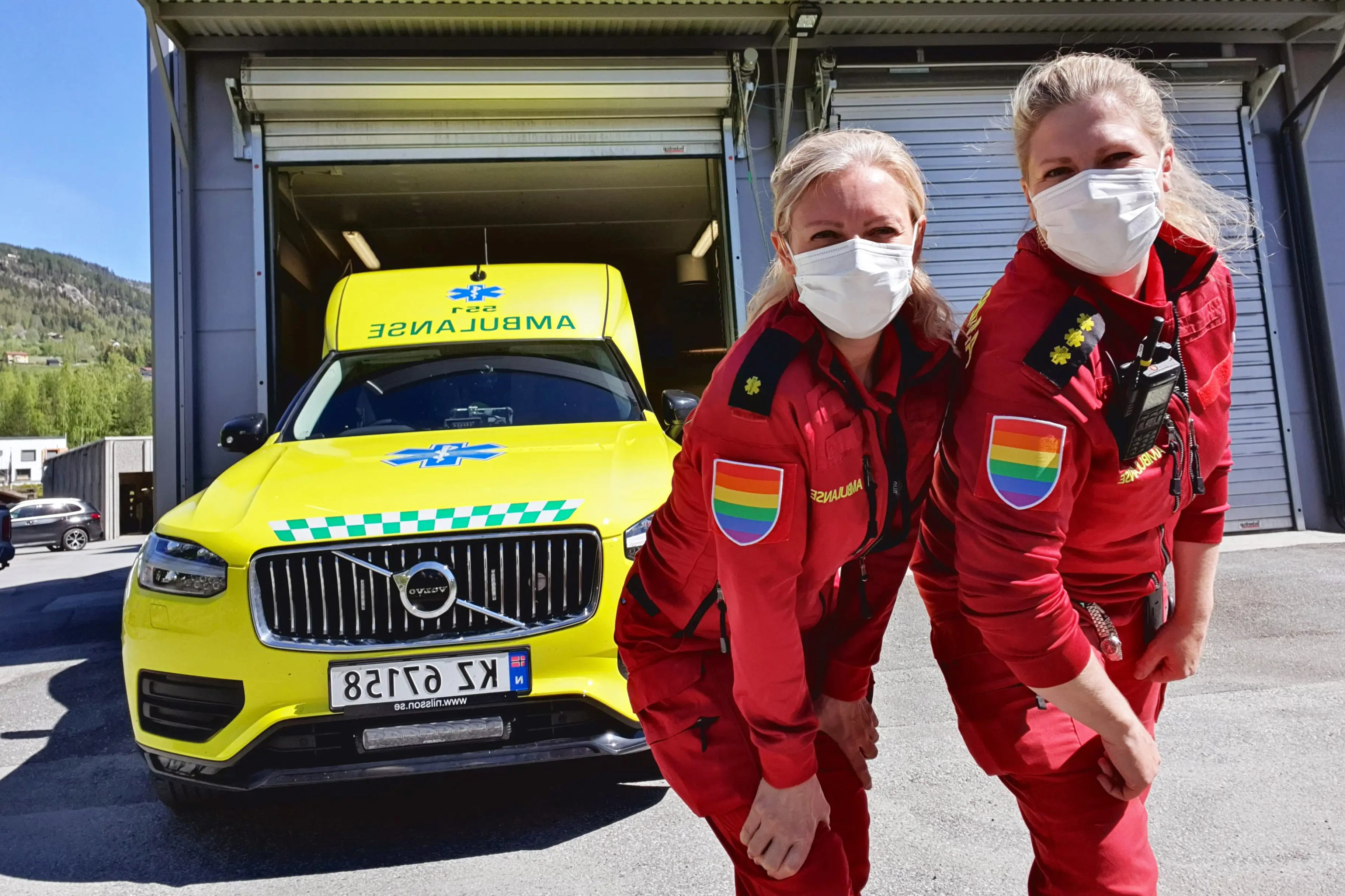 Pride-merker på ambulanseuniformer