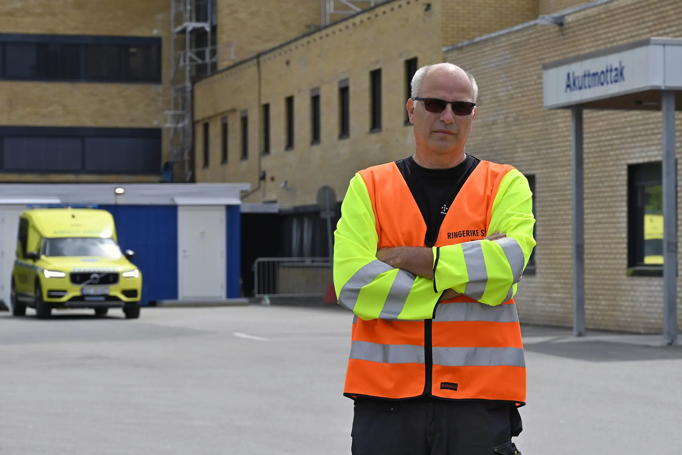 VAKT: 22. juli ble Ringerike sykehus sett på som et mulig terrormål. John Solberg ble satt ut som vakt - kun bevæpnet med gul v