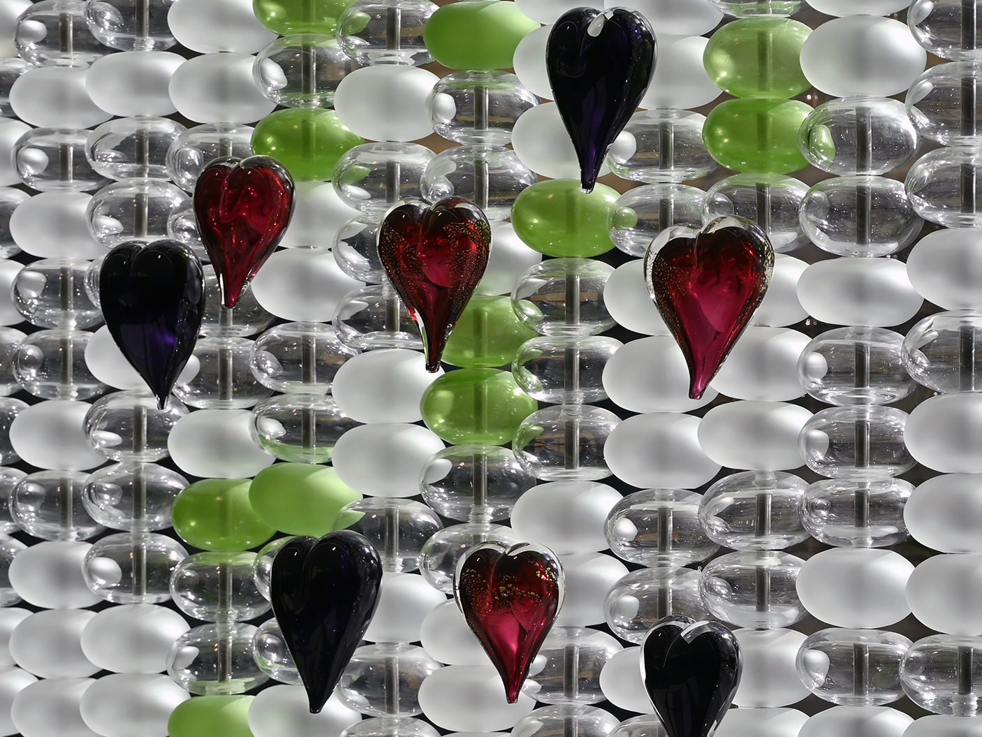 Glasshjerter i gangen på Ringerike sykehus.