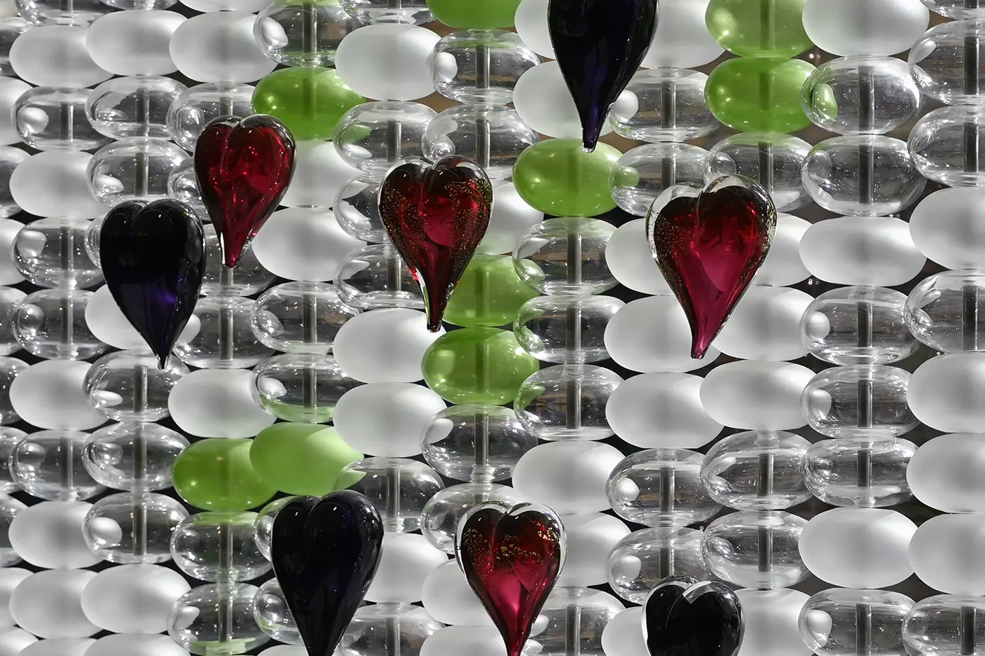 Glasshjerter i gangen på Ringerike sykehus.