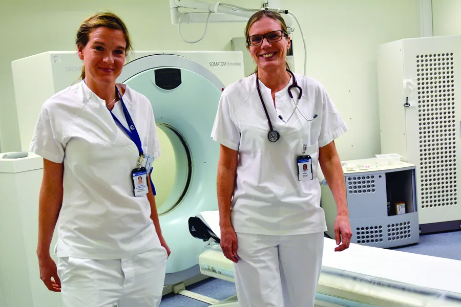 Overlegene Ragnhild Munthe-Kaas (til vestre) og Tine Reiten jobber sammen med de andre i trombolyseteamet på Kongsberg sykehus.