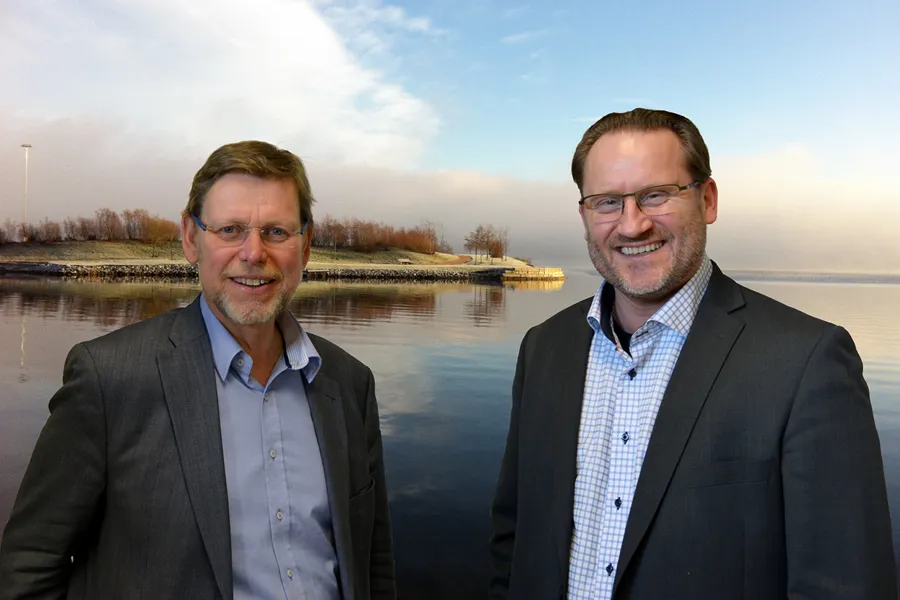 Nils og Finn Egil forran Brakerøya-tomta.