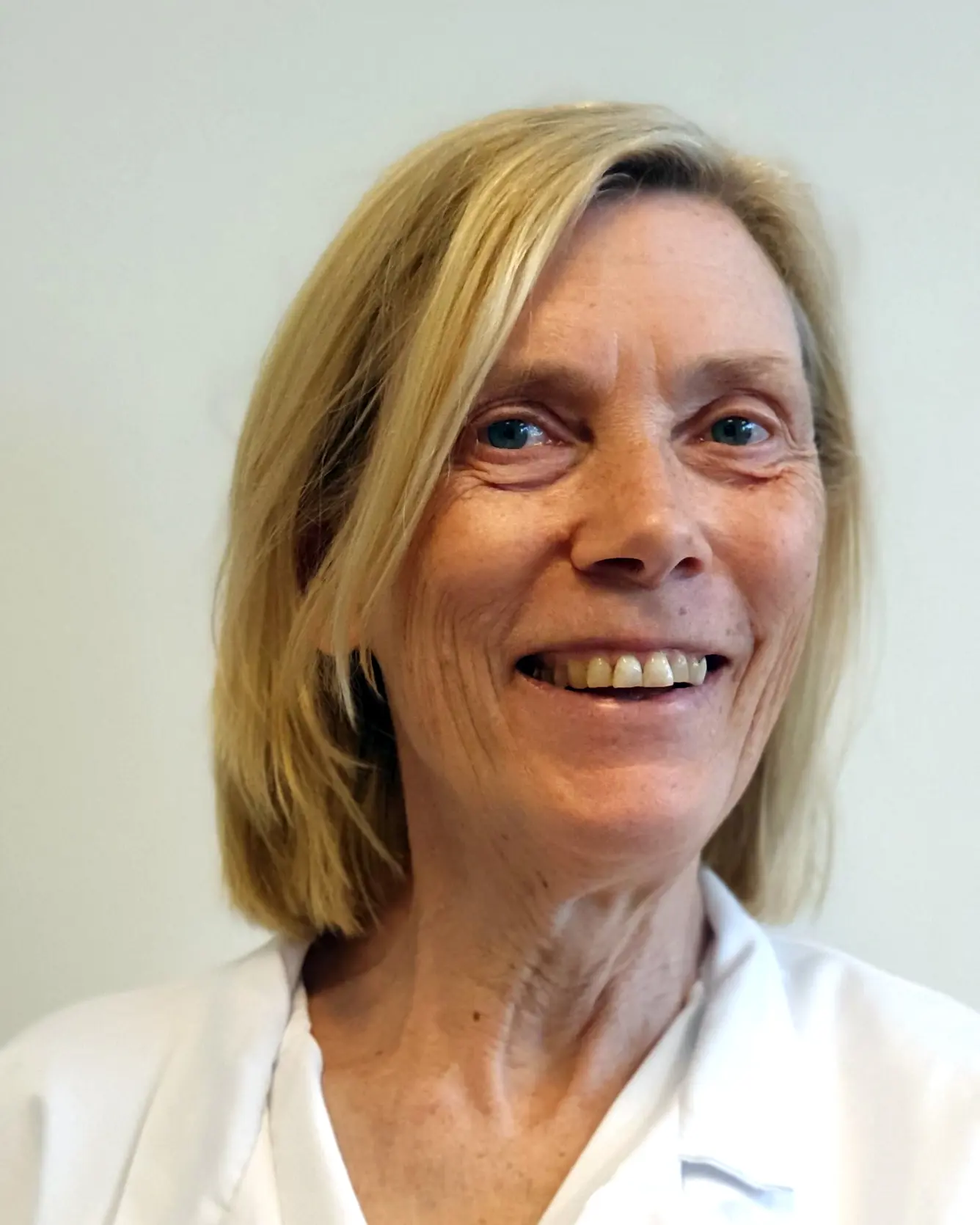 Et nærbilde av en smilende person