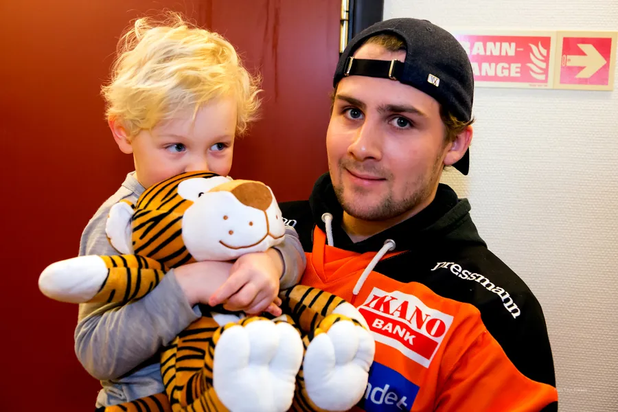 Ishockeyspillere besøkte Drammen sykehus