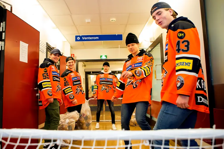 Ishockeyspillere besøkte Drammen sykehus