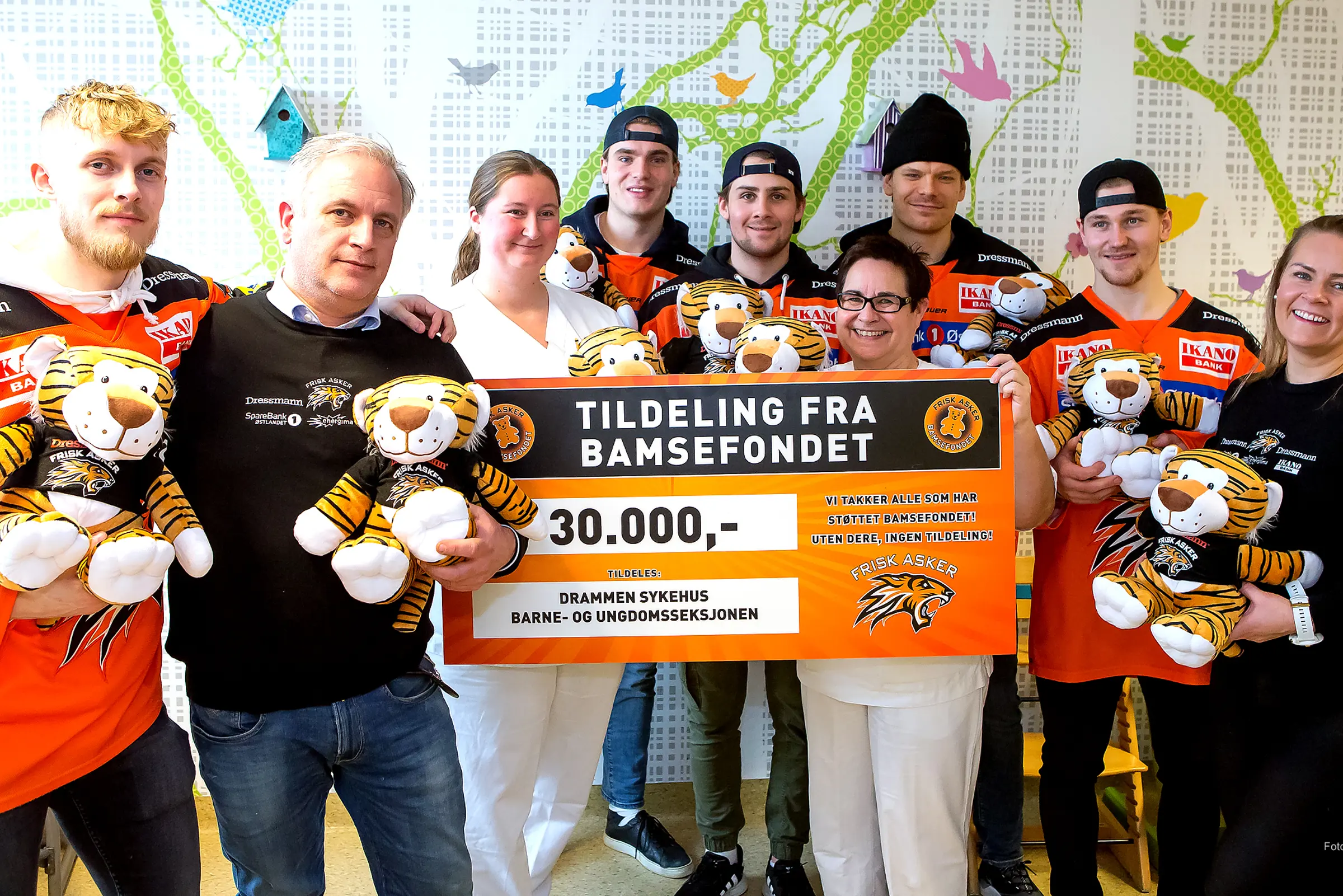 Delte ut sjekk til barne og ungdomsseksjonen i Drammen