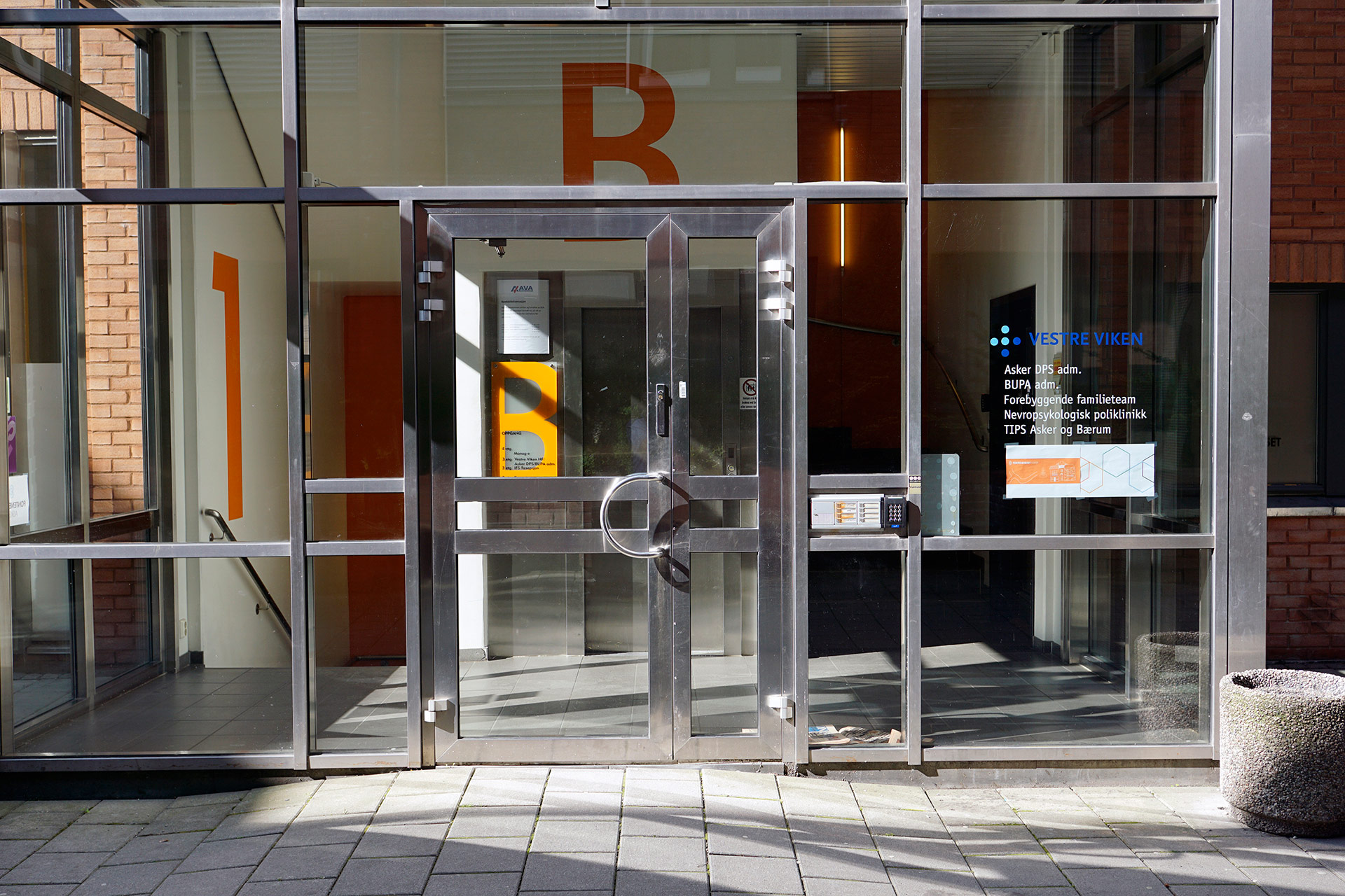 En inngangsdør i glass til en bygning