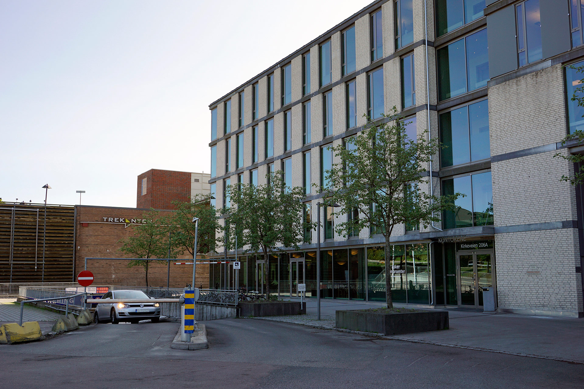 En bygning med parkeringsplass