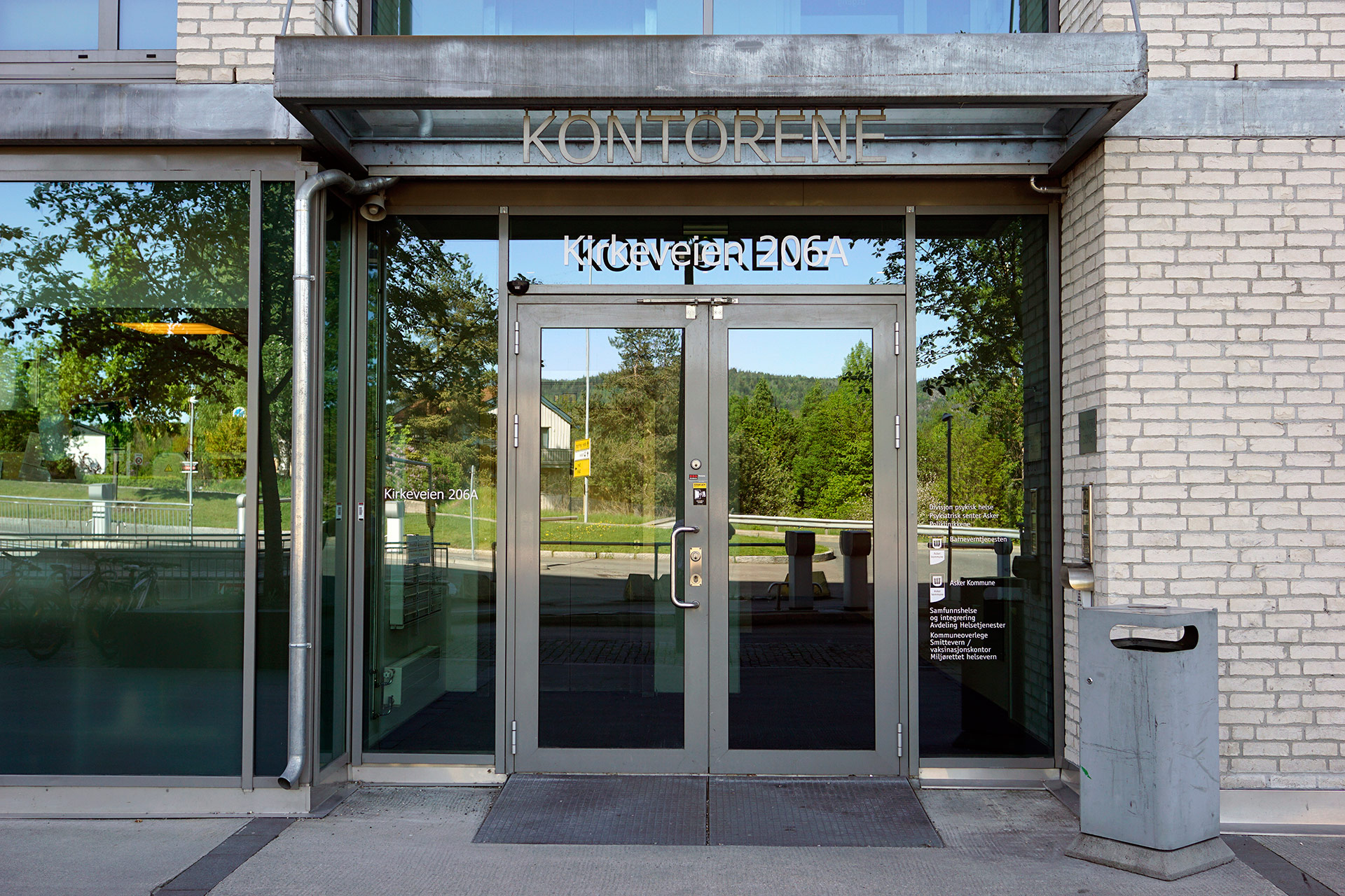 En bygning med glassdører