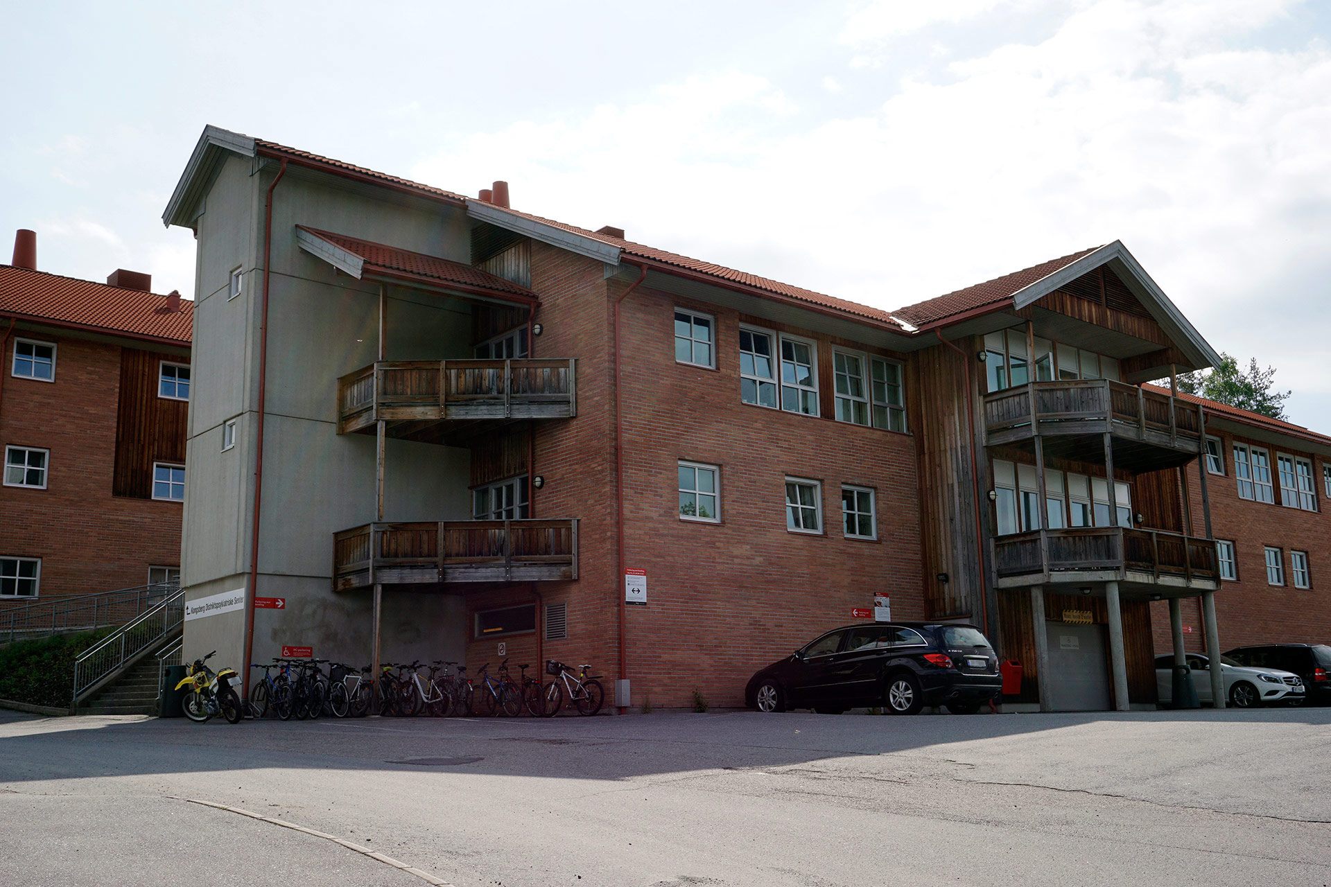 En bygning med en bil parkert foran den