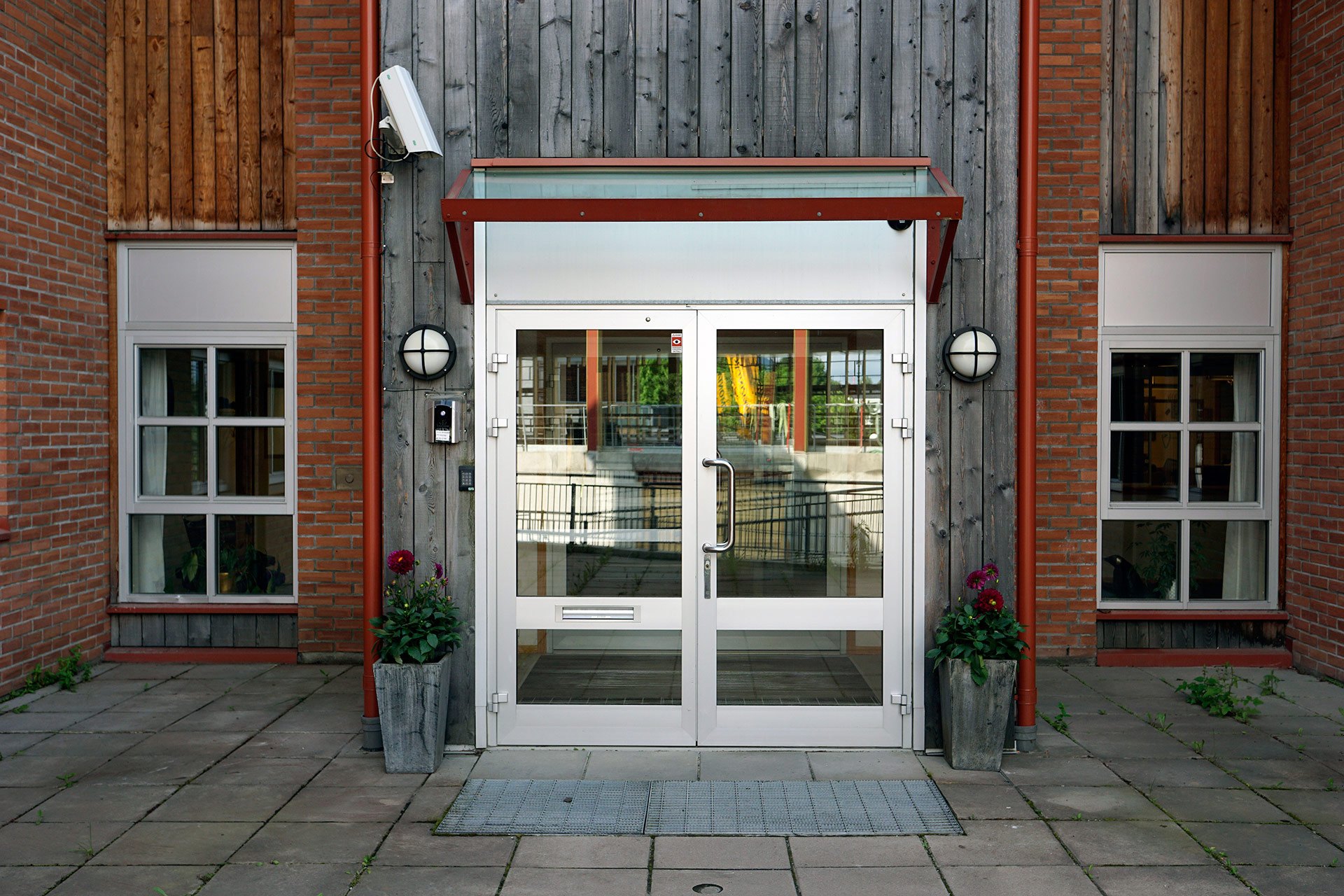 En bygning med glassdører