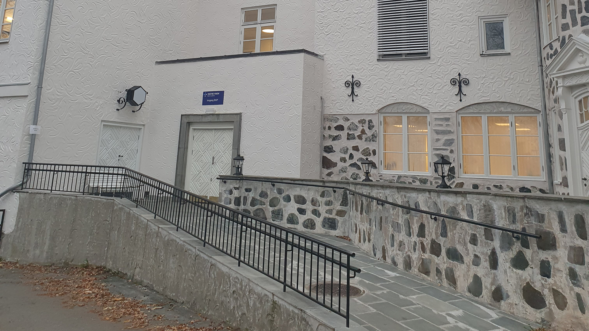 En steinmur med en steintrapp