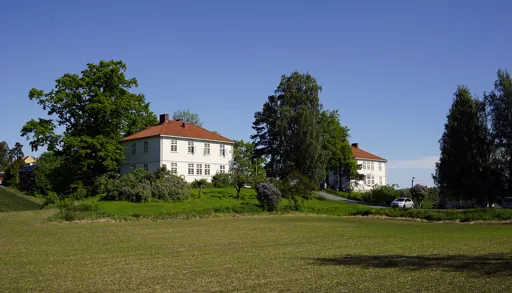 Bilde av bygg 23 og 24 omgitt av flott natur.