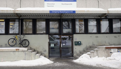 Fasade og inngangsdør til Brystdiagnostisk senter ved Drammen sykehus.