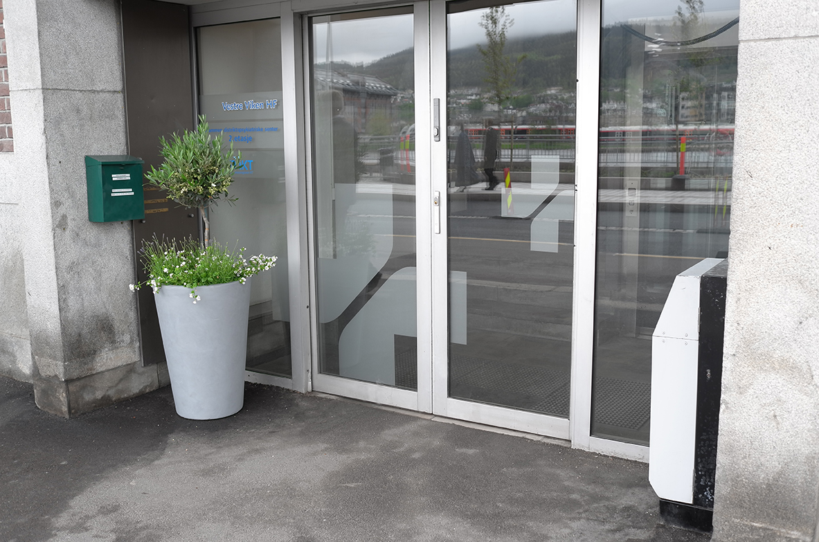 En bygning med glassdører