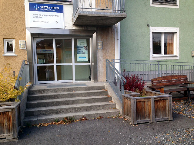 En benk sitter utenfor en bygning