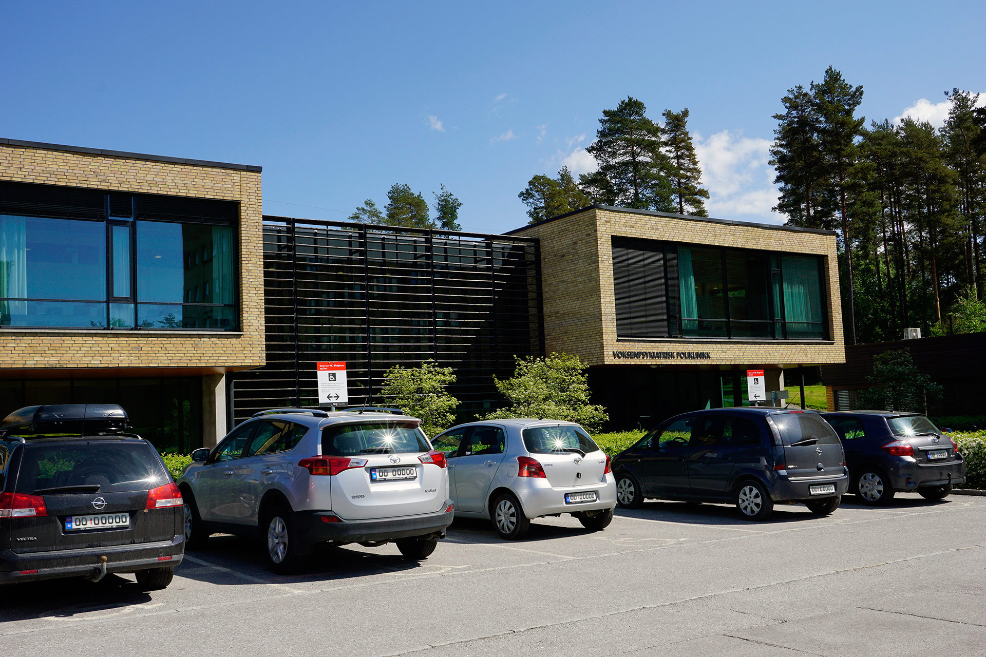 En gruppe biler parkert utenfor en bygning