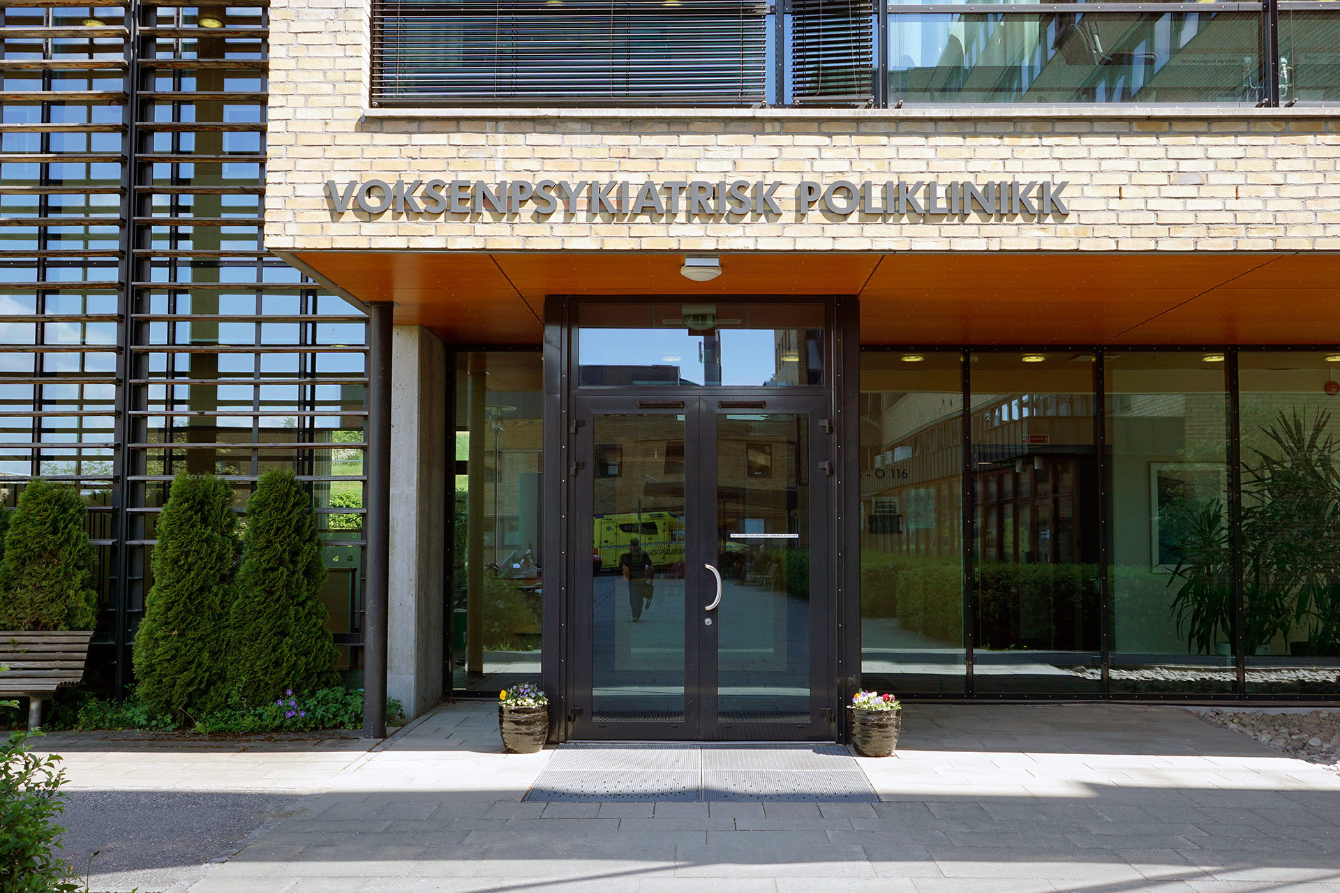 En bygning med glassdører