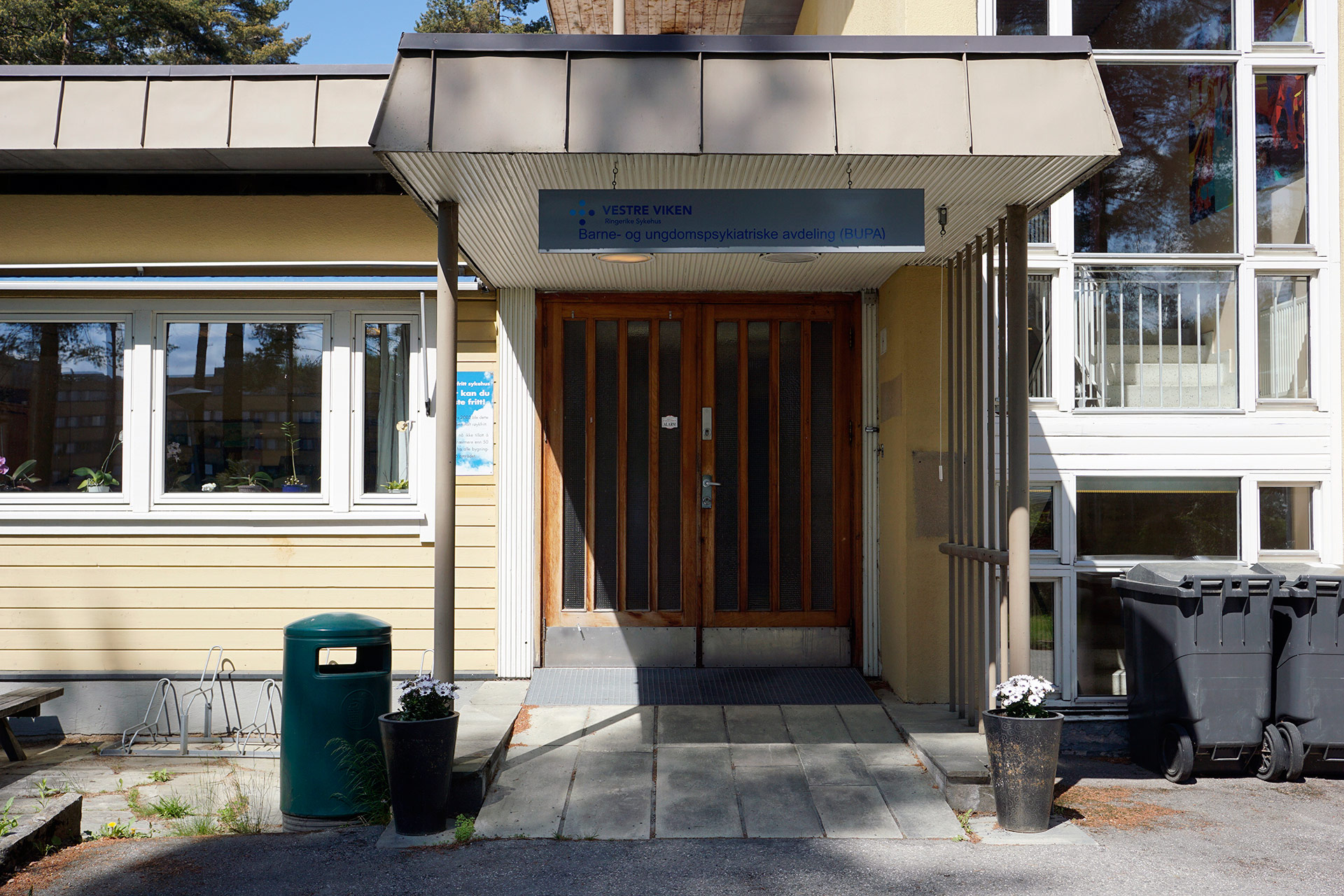 En bygning med et skilt på forsiden