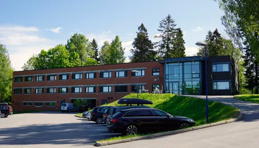 En parkeringsplass foran en bygning