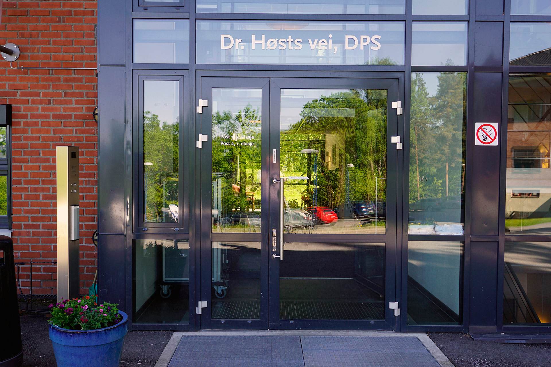 En glassdør med et glassvindu