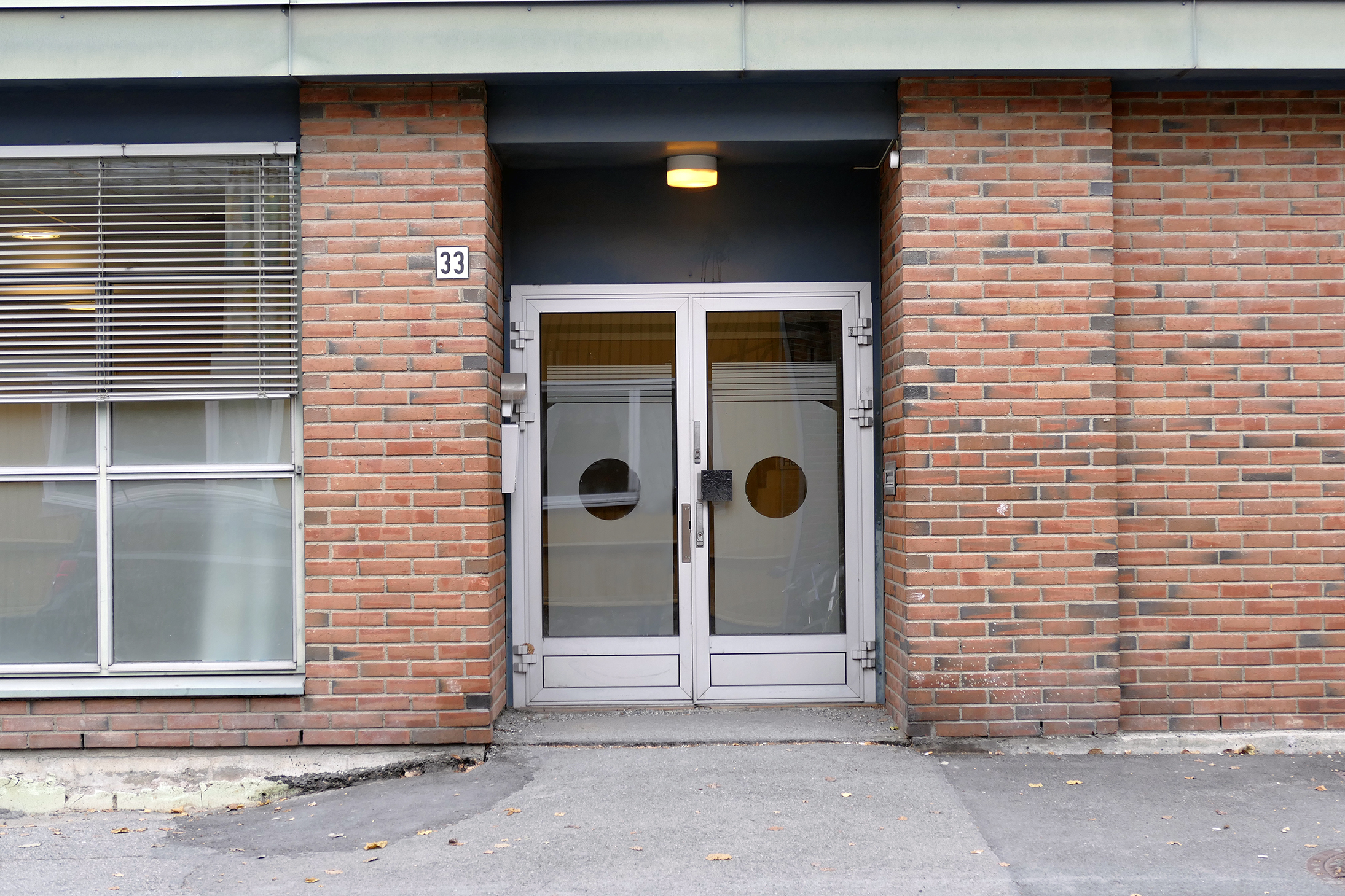 En dør med et glassvindu