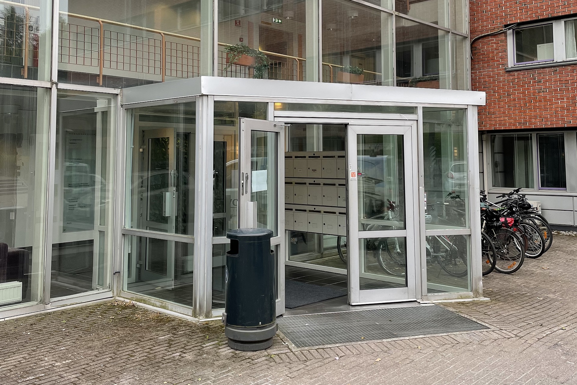 Hovedinngangen til Hamangskogen 60.