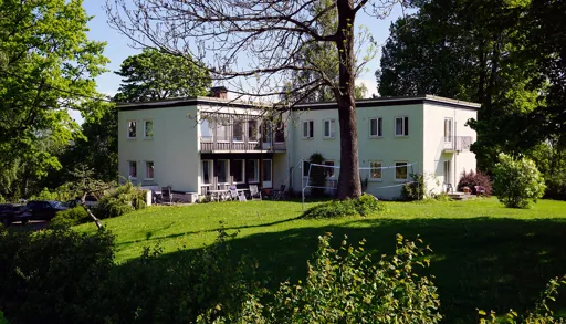Et hus med en stor hage