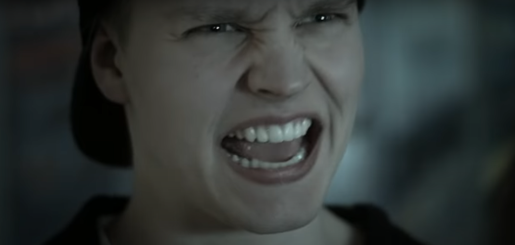 Bilde fra filmen som viser nærbilde av fjeset til en hvit, sint kvinne med åpen munn.