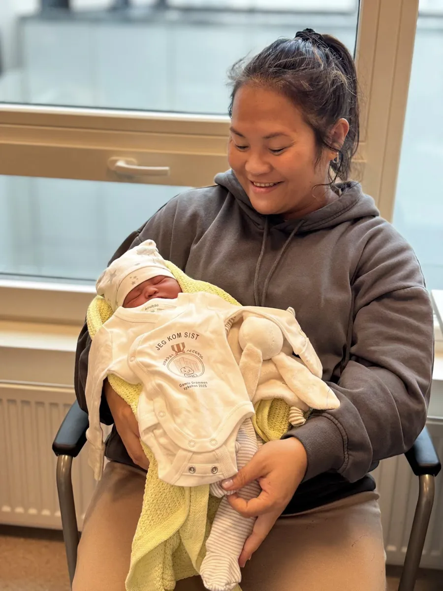 En person som holder en baby