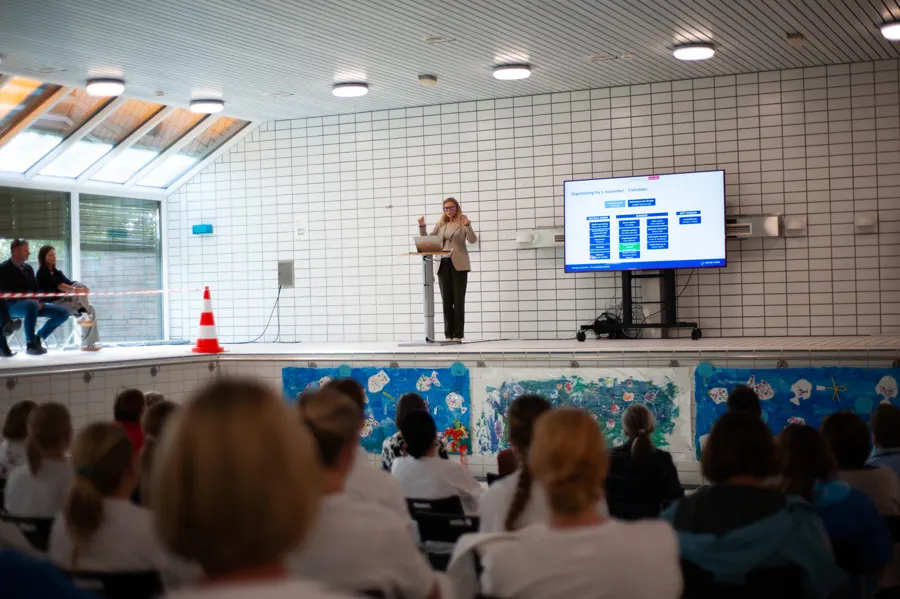En person som holder en presentasjon for et publikum
