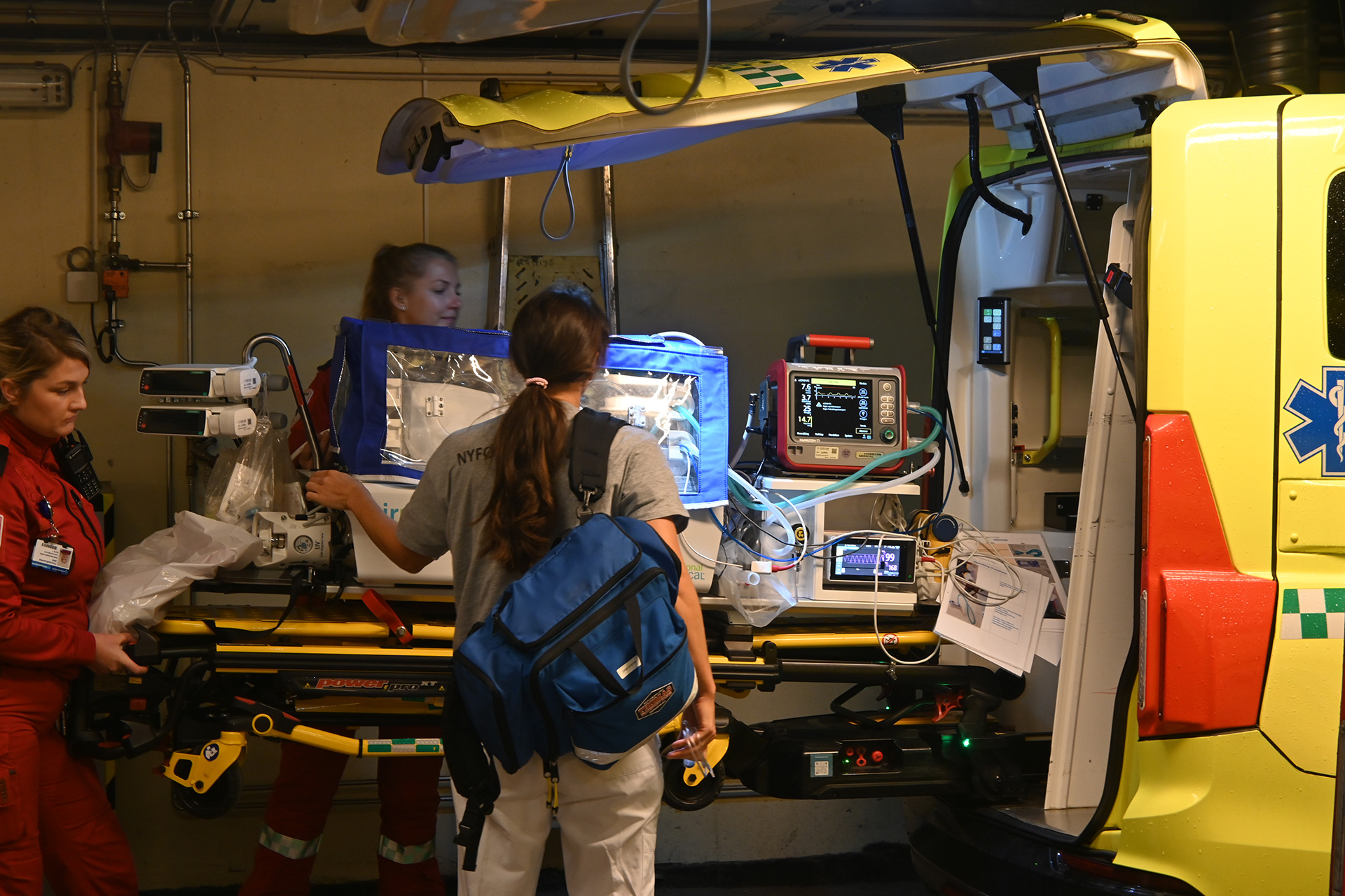 En gruppe personer i et rom