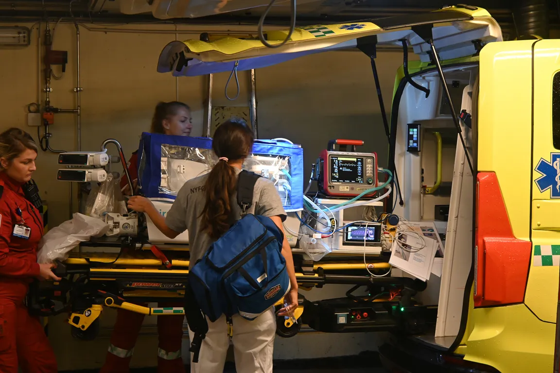 En gruppe personer i et rom