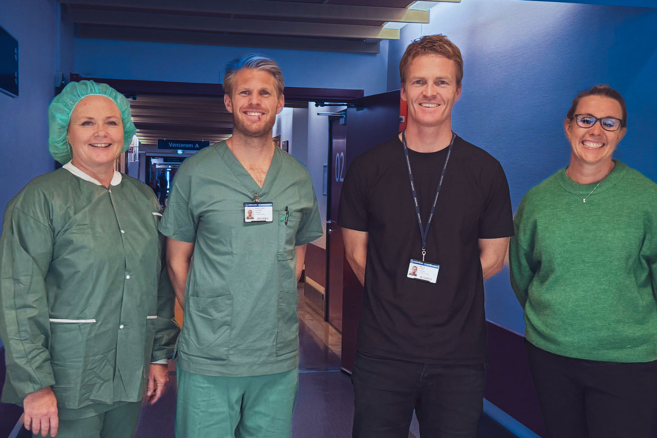 En gruppe mennesker som poserer for et bilde