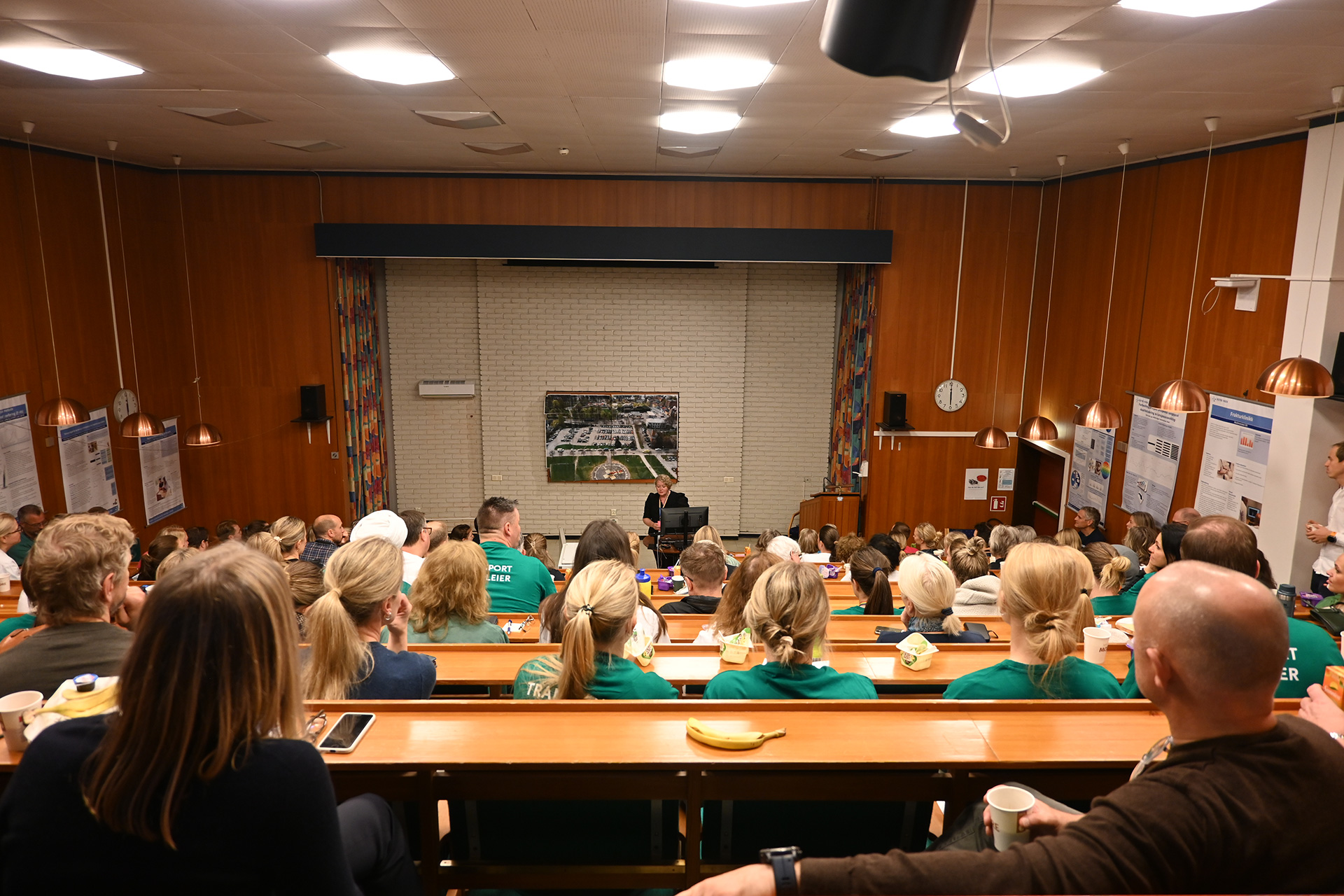 En gruppe mennesker som sitter i et rom