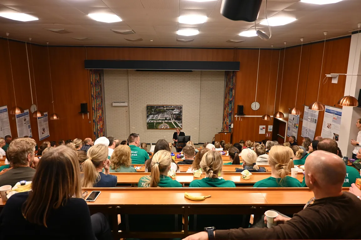 En gruppe mennesker som sitter i et rom