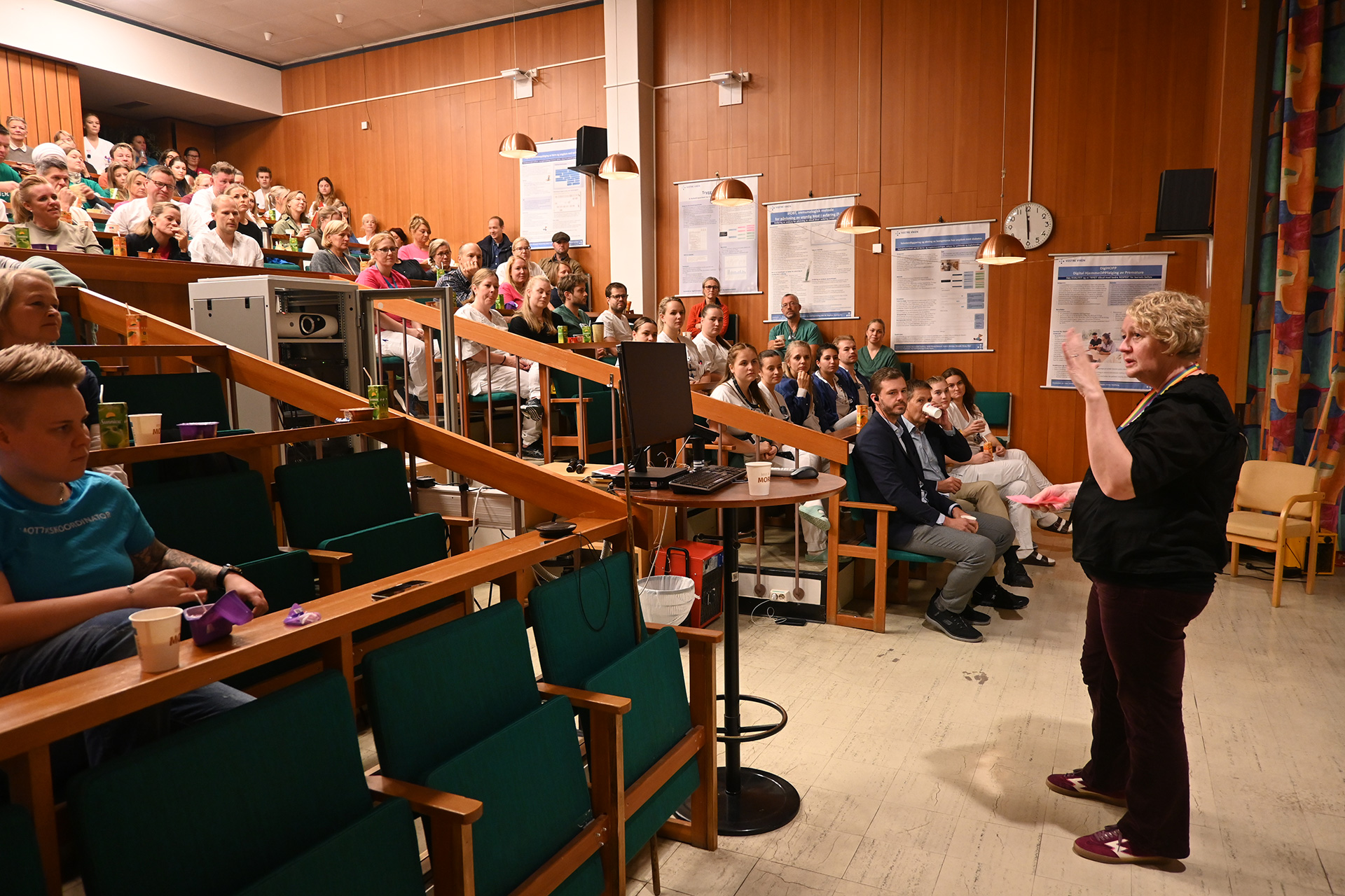 En person som holder en presentasjon for en gruppe personer i et rom