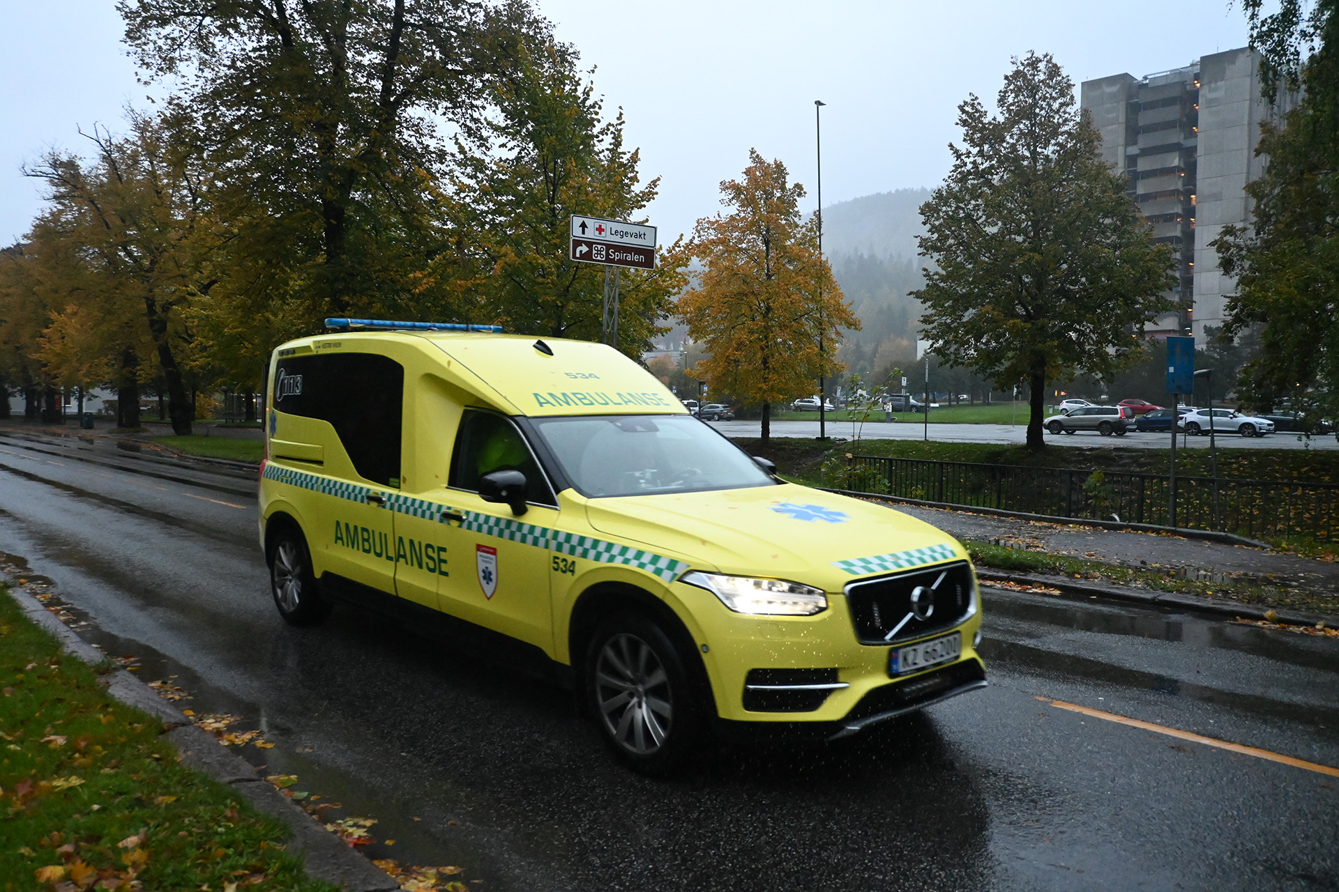 En gul varebil på en vei