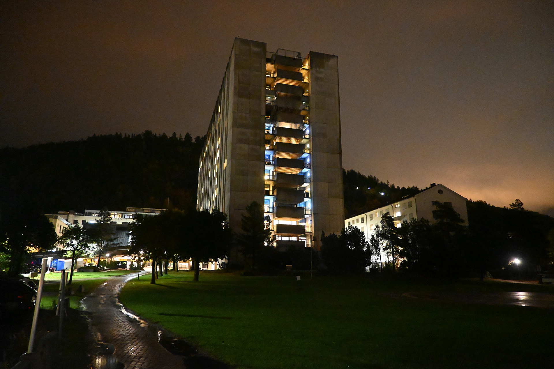 En høy bygning med lys om natten