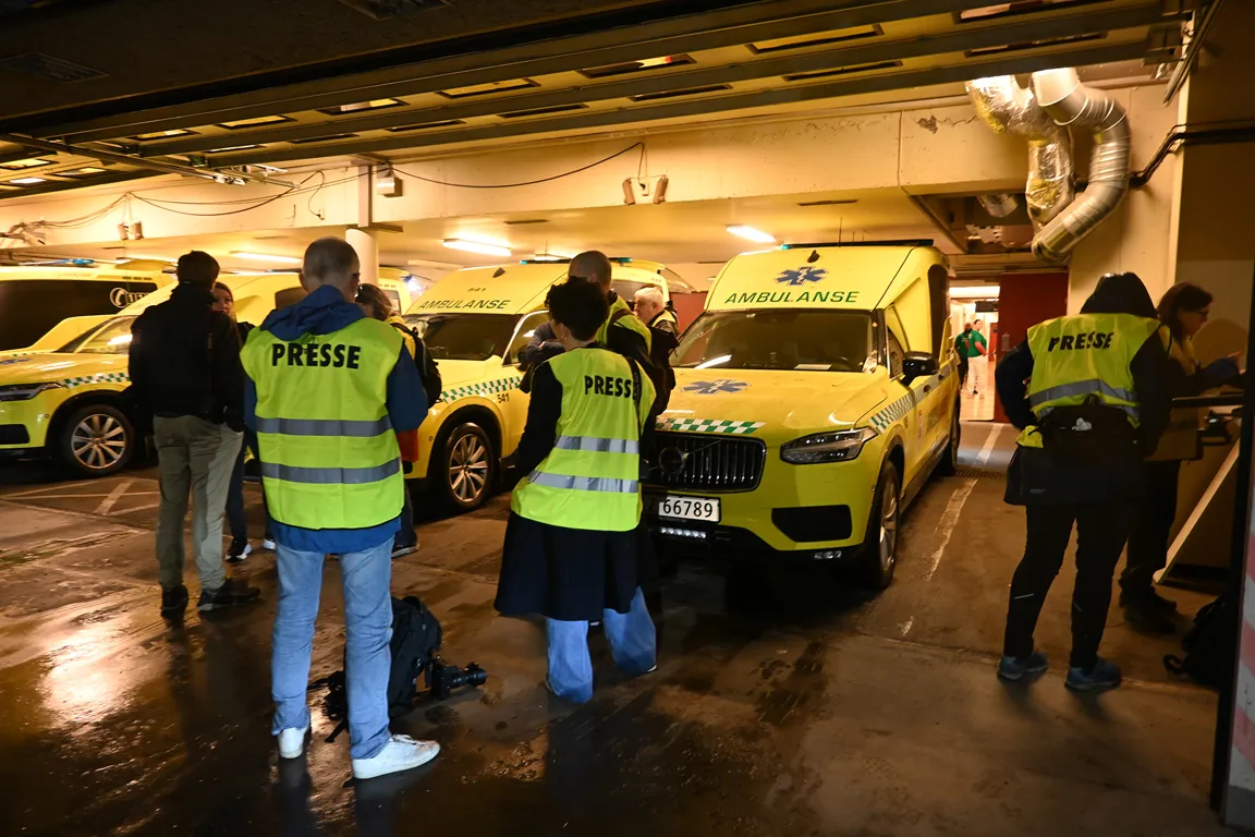 En gruppe mennesker som står ved siden av en gul bil