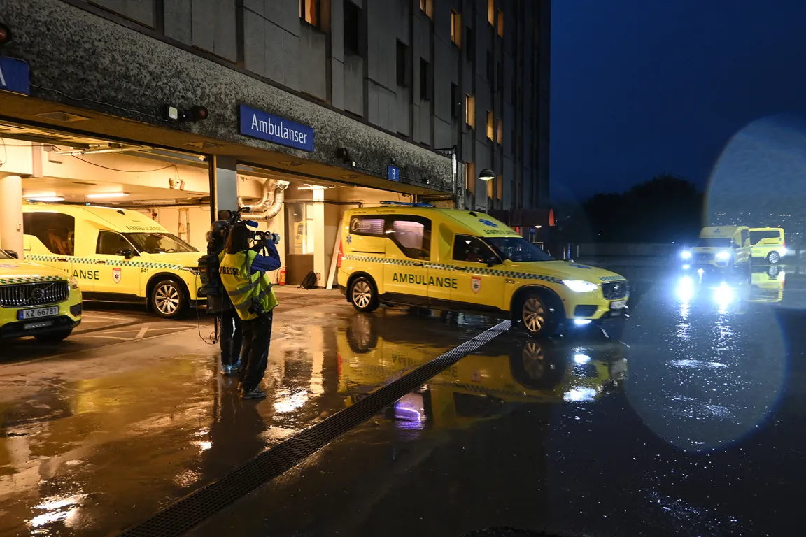 En gruppe nødpersonell som står ved siden av en gul varebil