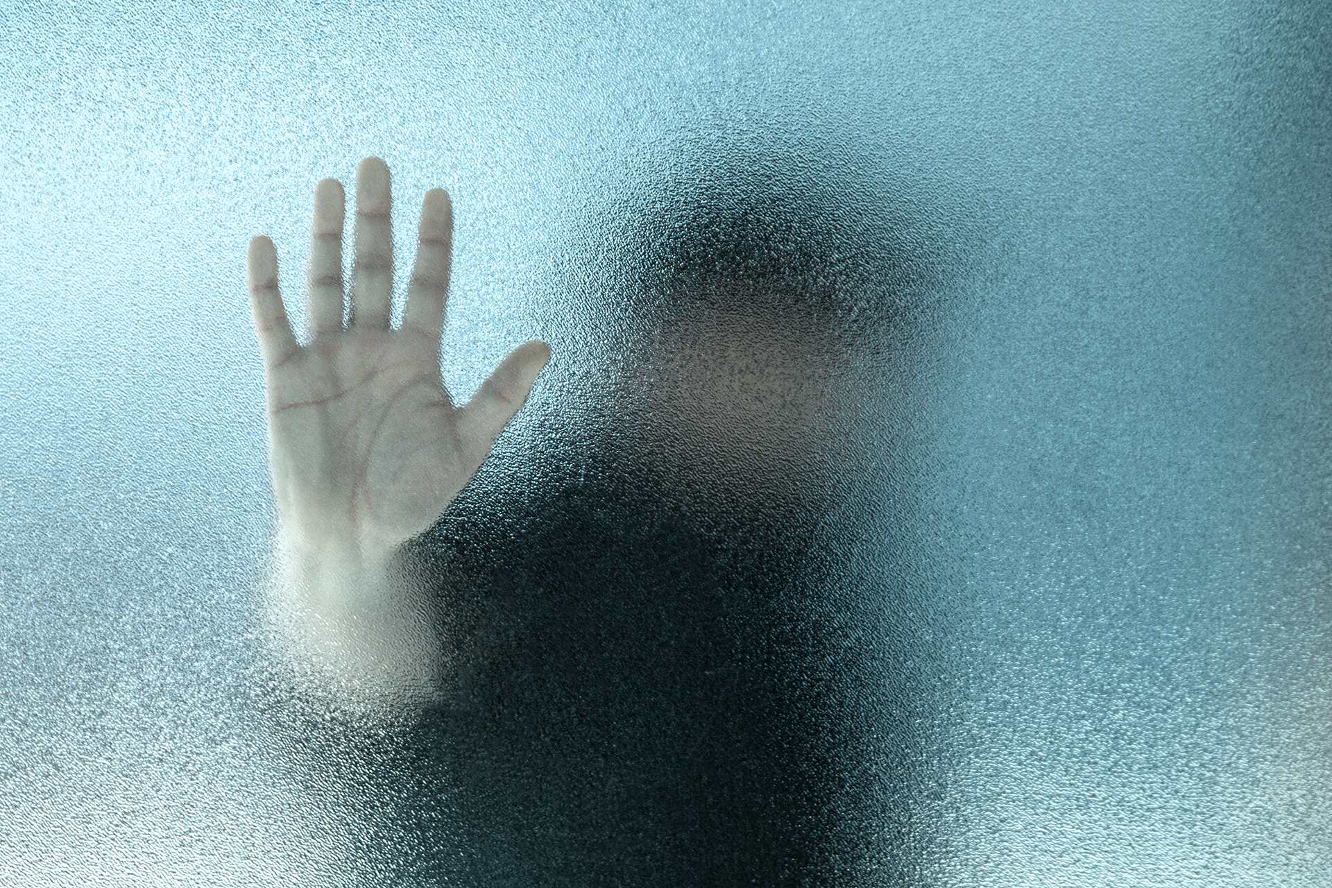 Siluett av mann bak glass