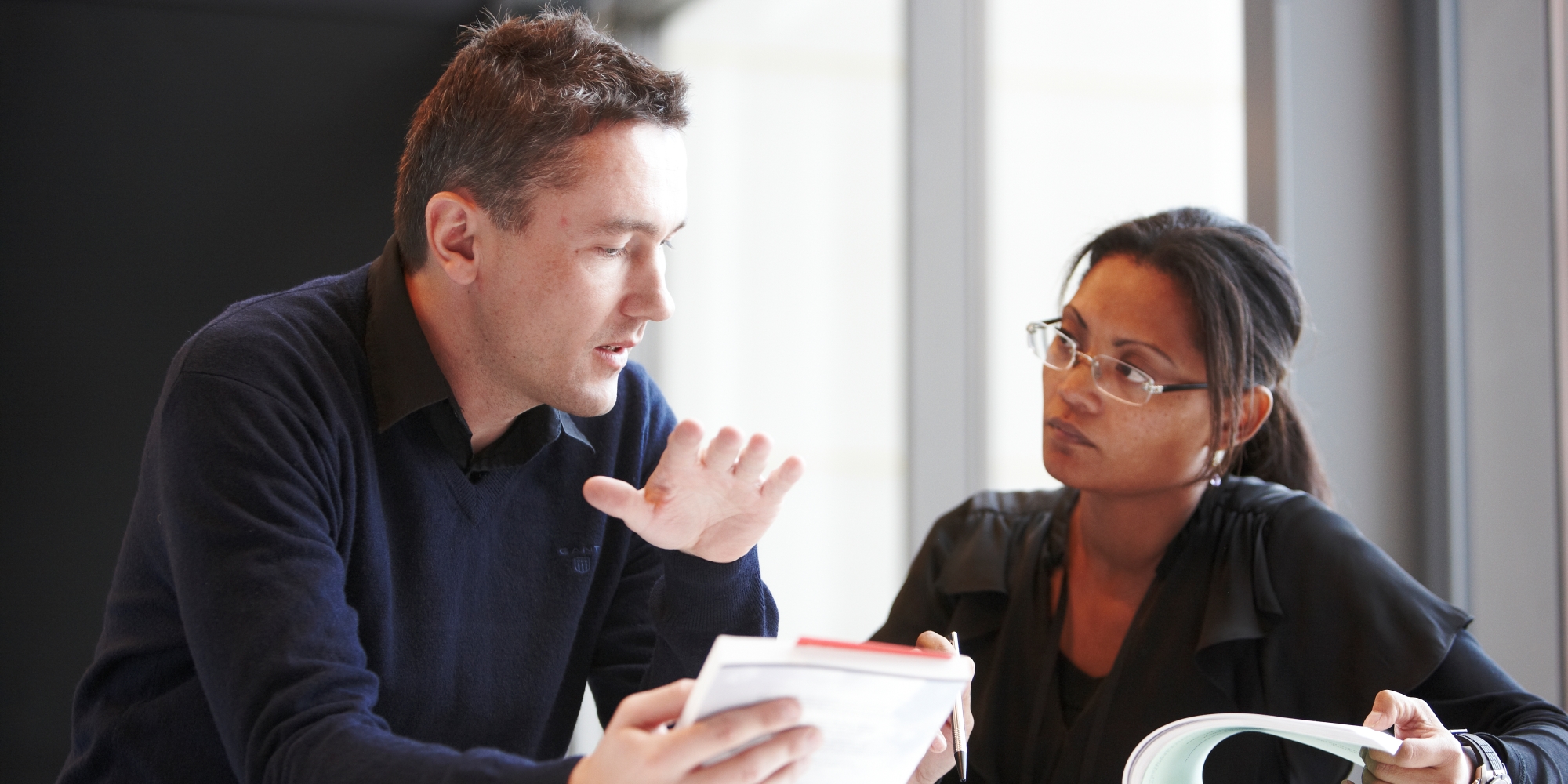 Mann og dame i samtale.