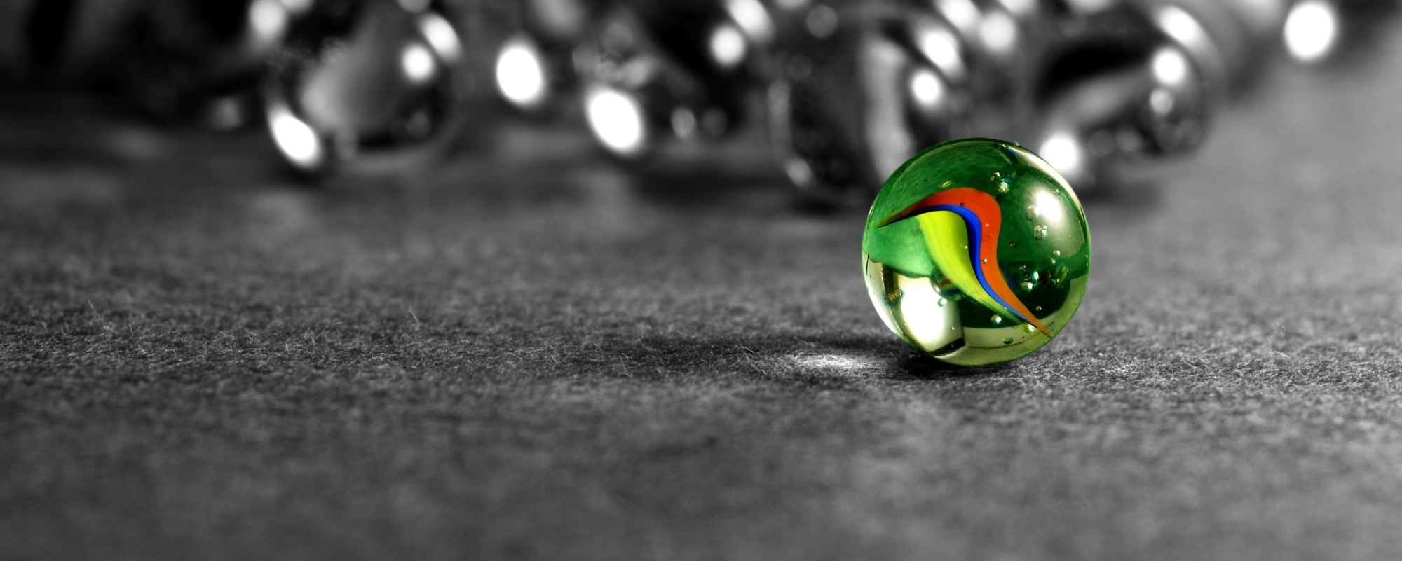 En klinkekule på et grått teppe.