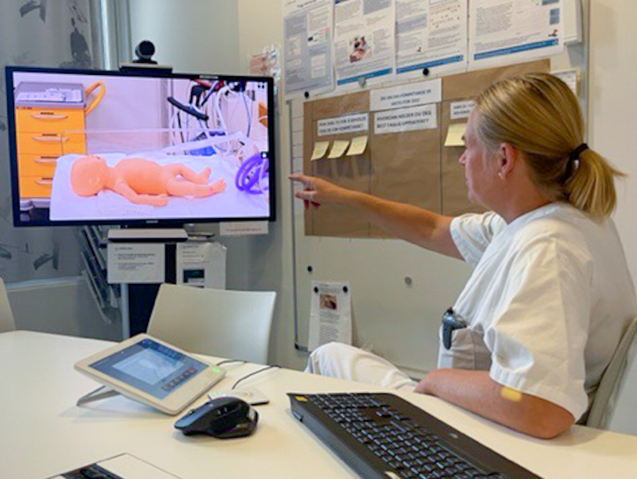 Barnelege vurderer nyfødt barn på video