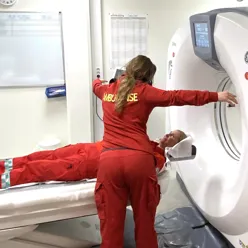 ambulansepersonell og en CT.-maskin