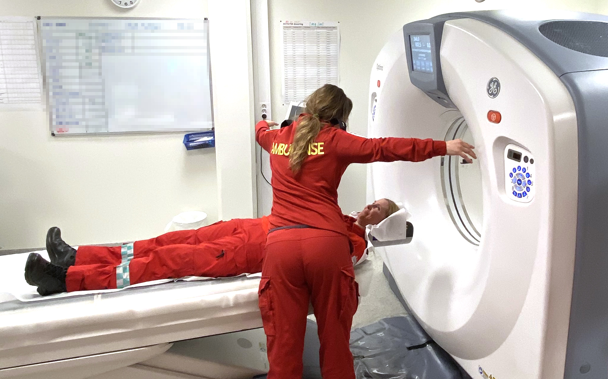 ambulansepersonell og en CT.-maskin