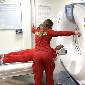 ambulansepersonell og en CT.-maskin